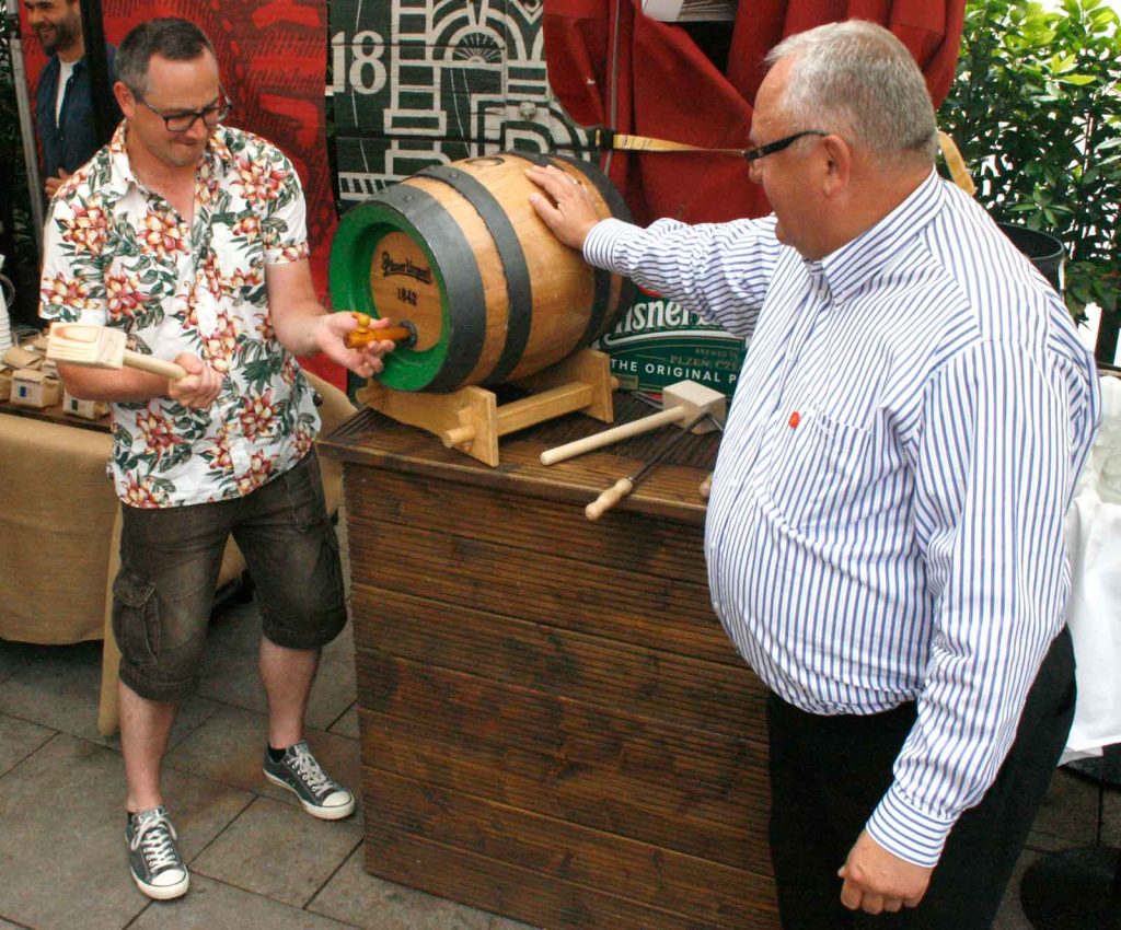 Pilsner Urquell lässt die Holzfässer nach Wien und Graz rollen proBIER.TV